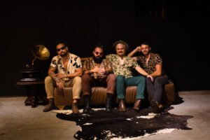 Público acompanha shows gratuitos na Praça 14 Bis durante as comemorações dos 92 anos de Guarujá.