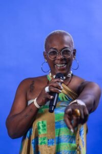 Público acompanha shows gratuitos na Praça 14 Bis durante as comemorações dos 92 anos de Guarujá.