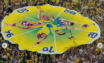 ista aérea de uma multidão em um estádio de futebol, onde torcedores uniformizados em verde e amarelo formam um padrão denso de cores, simbolizando a união coletiva durante uma partida de Copa do Mundo.