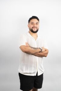 Público acompanha shows gratuitos na Praça 14 Bis durante as comemorações dos 92 anos de Guarujá.